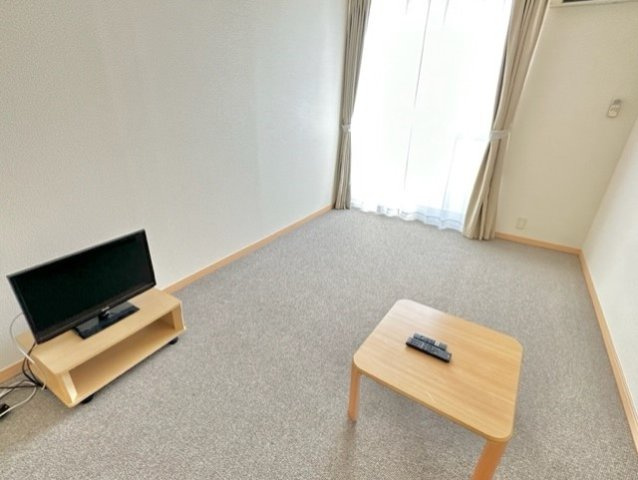 レオパレスウイング北坂戸の居間・リビング|ゆったりとした居間です