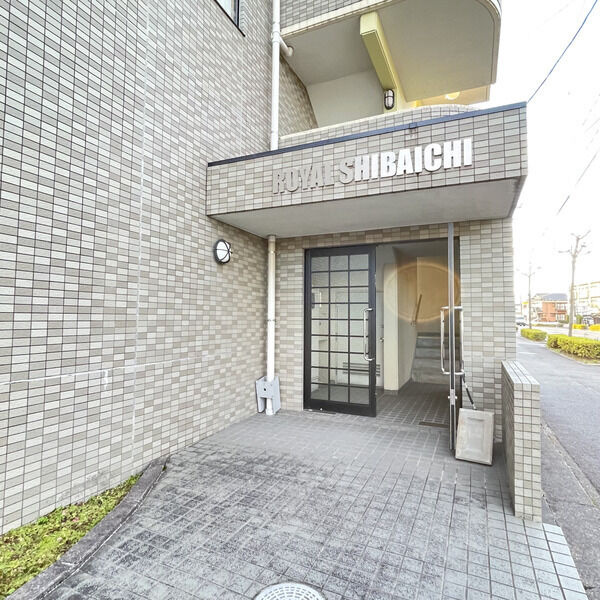 ロイヤルシバイチのエントランス