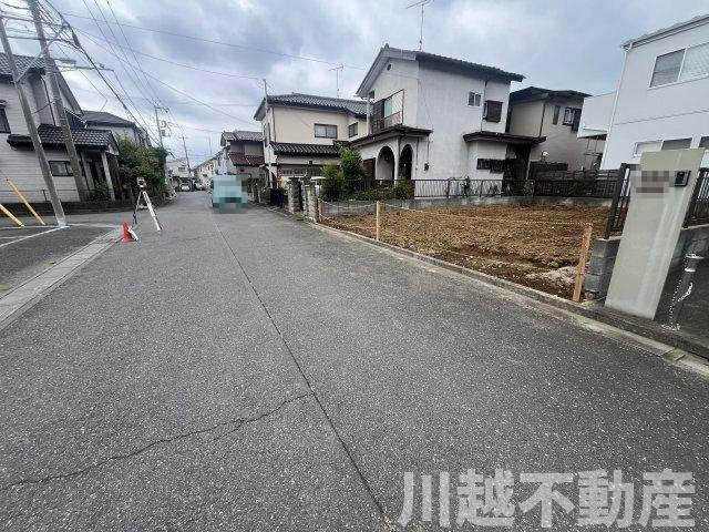 駅徒歩15分、閑静な住宅街の整形敷地の周辺|前面道路含む現地写真です
