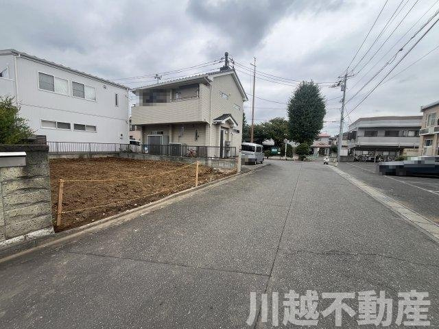 駅徒歩15分、閑静な住宅街の整形敷地の周辺|前面道路含む現地写真です