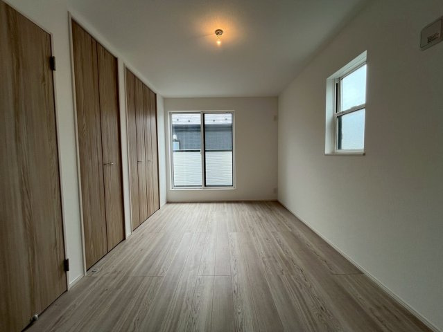 【仲介手数料無料】富士見市第1羽沢―新築分譲住宅―全4棟販売2棟の洋室|全室2面採光、やさしい光と静けさが、自然な眠りへと導いてくれる、住まいの“癒しの核”です。