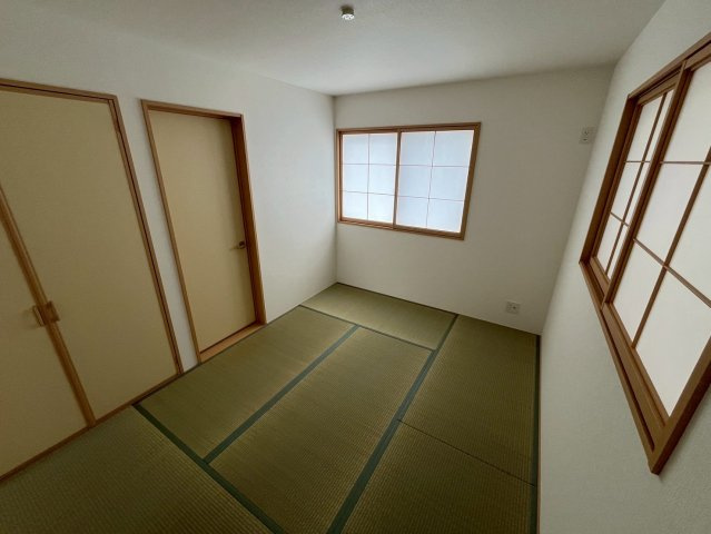 【仲介手数料無料】富士見市第1羽沢―新築分譲住宅―全4棟販売2棟の和室|使い勝手のいい和室。
キッズスペースとしても使いやすいですね。
