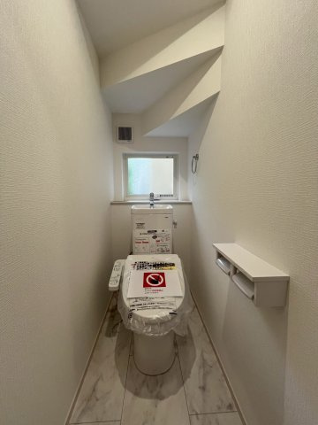 【仲介手数料無料】富士見市第1羽沢―新築分譲住宅―全4棟販売2棟のトイレ|窓のあるトイレで、いつでも自然換気ができる快適空間。光が差し込み、清潔感のある明るい印象です。