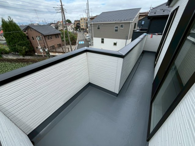 【仲介手数料無料】富士見市第1羽沢―新築分譲住宅―全4棟販売2棟のバルコニー|住まわれる人だけに許された専用の快適なバルコニー。めまぐるしく過ぎ行く日々の中でゆったりとした癒しを提供してくれる居住者のプライベート空間がここにあります。