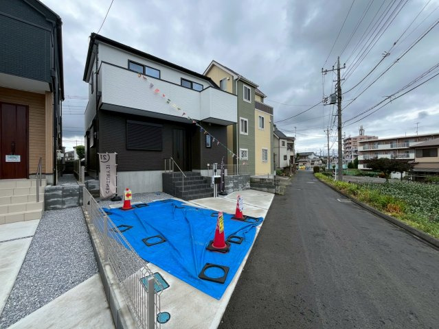 【仲介手数料無料】富士見市第1羽沢―新築分譲住宅―全4棟販売2棟の前面道路含む現地写真|光と風溢れる至極の邸です。周囲には緑が多く、四季折々の風情を感じられるエリア。公園も徒歩圏内で、ファミリー世帯にも人気のエリアです。