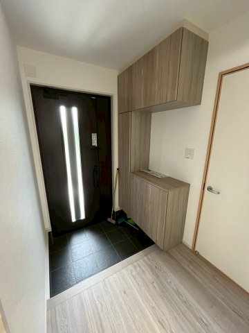【仲介手数料無料】富士見市第1羽沢―新築分譲住宅―全4棟販売2棟の玄関|大容量の収納完備。しっかりしまう場所があるから、玄関はすっきり。暮らしの第一印象を整えます。