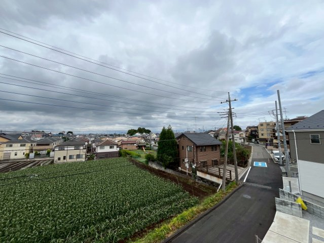 【仲介手数料無料】富士見市第1羽沢―新築分譲住宅―全4棟販売2棟の展望|星空が地上に映りこむかのような夜景のきらめきまで、この街ならではの美しい風景の物語が室内に展開します。手を伸ばせば、ふれることができそうな眺望も魅力。