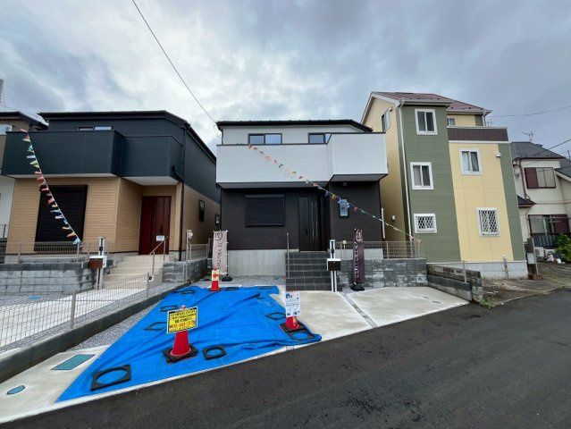 【仲介手数料無料】富士見市第1羽沢―新築分譲住宅―全4棟販売2棟の外観|光と風が入り込む贅沢なゆとり空間。明るく暖かい日差しがさんさんと降り注ぐ好立地です。現地の陽当たりや周辺環境をぜひご確認ください。