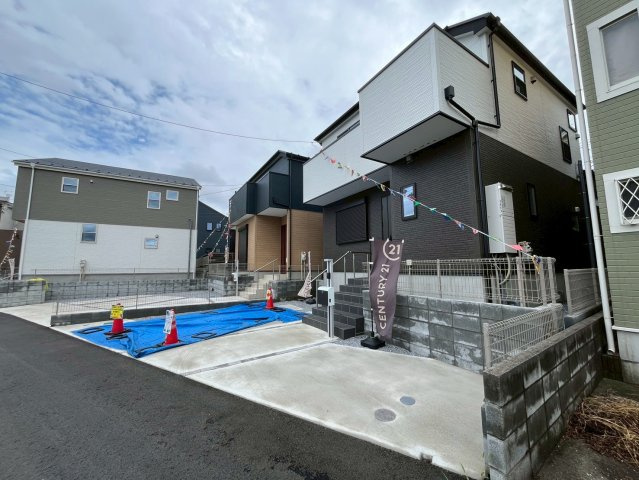 【仲介手数料無料】富士見市第1羽沢―新築分譲住宅―全4棟販売2棟の前面道路含む現地写真|閑静な住宅街に位置しているため、緑を眺めながら贅沢な時間をお過ごしいただけます。雰囲気の良い緑道はジョギングや毎日のお散歩コースにぴったりです。