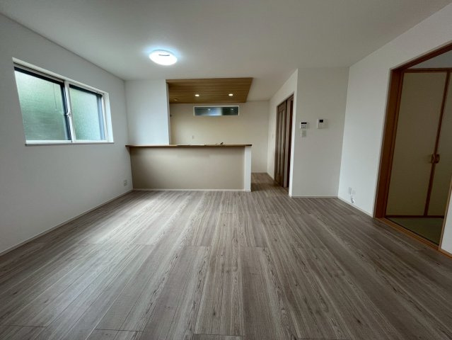 【仲介手数料無料】富士見市第1羽沢―新築分譲住宅―全4棟販売2棟の居間・リビング|大きな窓からは、やわらかな自然光がリビング全体に広がります。明るく開放的な空間で、毎日の暮らしがもっと豊かに。