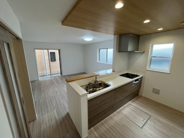 【仲介手数料無料】富士見市第1羽沢―新築分譲住宅―全4棟販売2棟の居間・リビング|柔らかな陽光に照らされ、暮らしに何とも言えない高級感を生み出します。造りこんだ空間演出の妙が生み出す光と質のハーモニーはこの住宅のクオリティの良さを実感させてくれます。