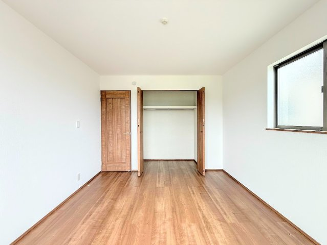 港南区日限山3丁目　新築戸建ての洋室|◆子どものスタディ空間として、あるいは書斎やホビールームとして生活スタイルに合わせて使えるプライベートルーム。居心地のいい落ち着いたインテリアが似合います。