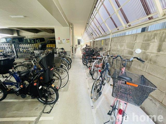 ハイマート第2新大阪の駐輪場|◆駐輪場は屋内にあり、自転車が雨風にさらされる心配がありません！
◆最新の空き状況など、詳細につきましてはお気軽にお問い合わせください！