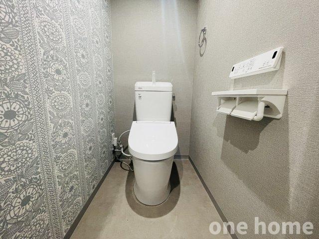 ハイマート第2新大阪のトイレ|◆新調された温水洗浄便座付きトイレです！操作がしやすい壁掛けリモコン！
◆２連のトイレットペーパーホルダー付き！上に小物が置けて重宝しますね♪