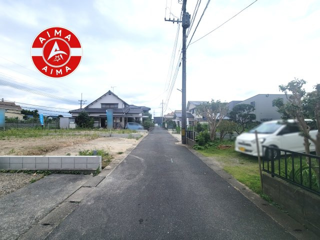 筑紫野市桜台2丁目第5-2棟（1号棟）の前面道路含む現地写真|前面道路は閑静な住宅地をはしる車通りの少ない道路。お車の出し入れが苦手なママや小さなお子様にも安心ですね。しっかり舗装もされているので、ベビーカーや自転車で通っても快適に通行できます。