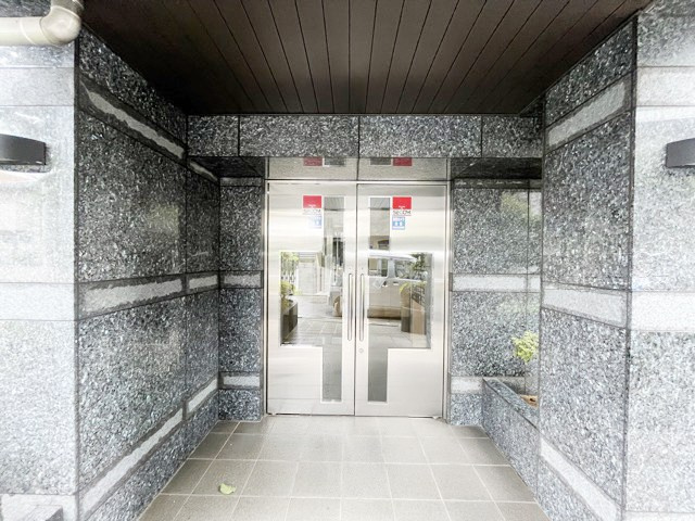 【エントランス】 | セザール高井戸ガーデン | オートロックを備えた、マンションのエントランス。やはりセキュリティの観点は欠かすことができません。皆様を“安全”に送り出し、出迎えてくれます。～即日のご見学可能～　お問合せはお気軽にどうぞ。

