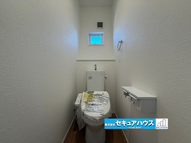 【同施工物件ご案内可能】愛知郡東郷町三ツ池　全2棟の内観：施工例|【高機能トイレイメージ】
◆高機能トイレの多くは便器のフタの開閉が自動であり、使用後に手動で水を流す面倒もなく非常に便利です。スタイリッシュな見た目で、お掃除しやすく、節水効果が高いです。