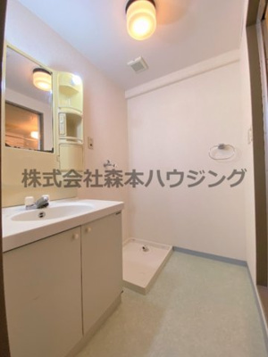 【洗面所】 | 　グランドヴィラ香里 | 広い洗面スペース