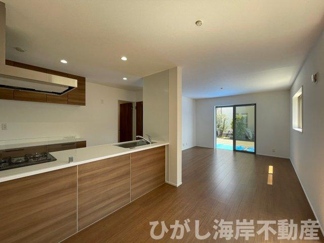茅ヶ崎市浜須賀　新築戸建　全2棟の前面道路含む現地写真|7月16日撮影　建築中　現地外観