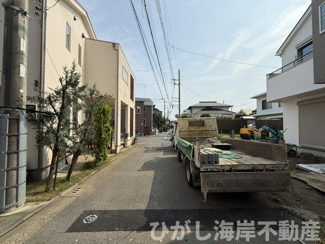 茅ヶ崎市浜須賀　新築戸建　全2棟の前面道路含む現地写真|7月16日撮影　建築中　現地外観