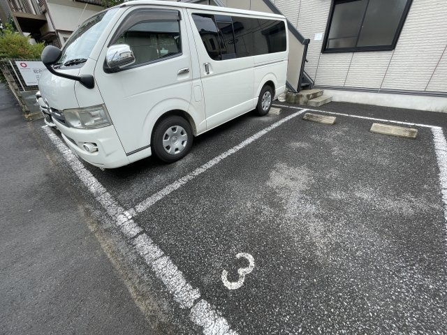 ノーブル富里の駐車場
