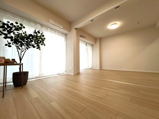 宇喜田カメリアの洋室|引き戸を開ければ、より開放感あふれるLDKとしてお使いいただけます。