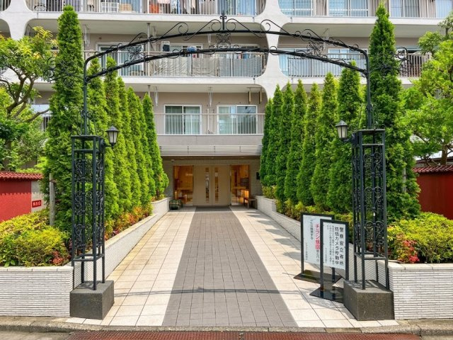 宇喜田カメリア|手入れの行き届いたアプローチが、管理品質の高さと品格を感じさせます。