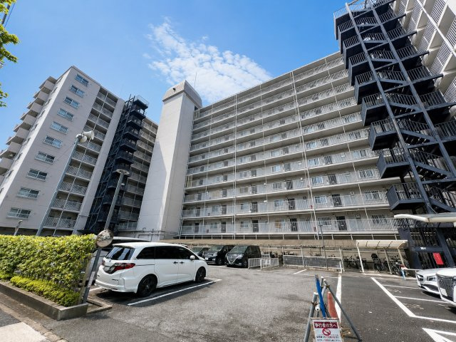 宇喜田カメリアの外観|敷地内駐車場だから、毎日の乗り降りもスムーズで快適です。
