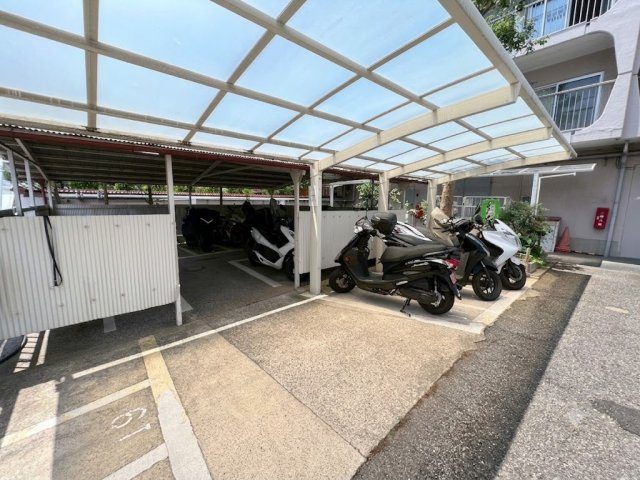宇喜田カメリアのその他共用部分|敷地内駐車場だから、毎日の乗り降りもスムーズで快適です。
