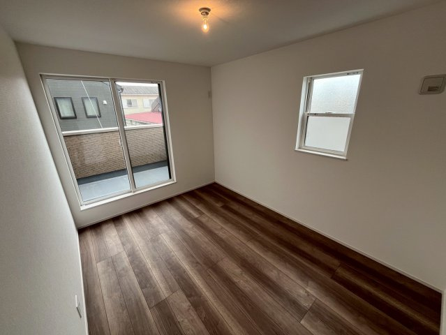【仲介手数料無料】富士見市第1羽沢―新築分譲住宅―全4棟販売2棟の洋室|全室2面採光、やさしい光と静けさが、自然な眠りへと導いてくれる、住まいの“癒しの核”です。