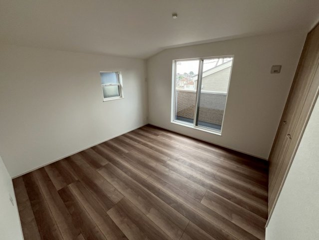 【仲介手数料無料】富士見市第1羽沢―新築分譲住宅―全4棟販売2棟の洋室|南東向きバルコニーと大きな窓が生む、明るく伸びやかな居室。2面採光により光と風が巡り、時間とともに表情を変える住空間に。毎日をやさしく包み込む、上質な住まいです。