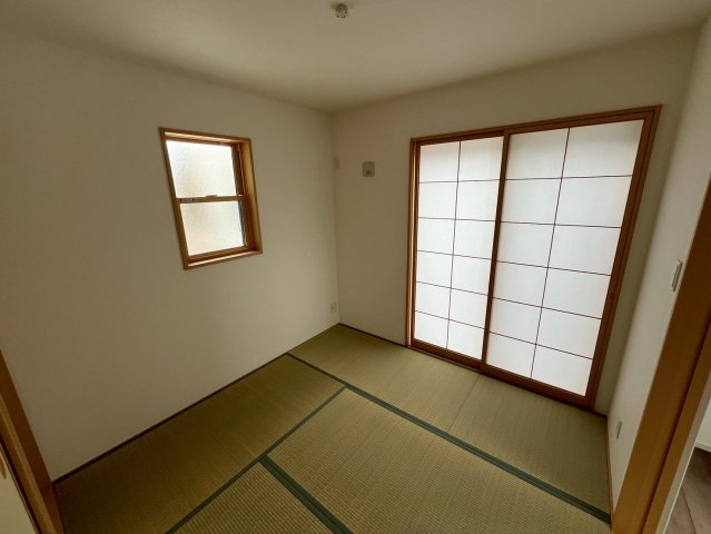 【仲介手数料無料】富士見市第1羽沢―新築分譲住宅―全4棟販売2棟の和室|使い勝手のいい和室。
キッズスペースとしても使いやすいですね。