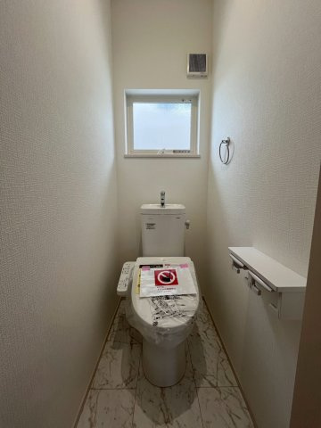 【仲介手数料無料】富士見市第1羽沢―新築分譲住宅―全4棟販売2棟のトイレ|窓のあるトイレで、いつでも自然換気ができる快適空間。光が差し込み、清潔感のある明るい印象です。