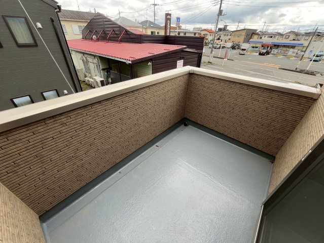 【仲介手数料無料】富士見市第1羽沢―新築分譲住宅―全4棟販売2棟のバルコニー|住まわれる人だけに許された専用の快適なバルコニー。めまぐるしく過ぎ行く日々の中でゆったりとした癒しを提供してくれる居住者のプライベート空間がここにあります。