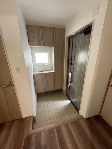 【仲介手数料無料】富士見市第1羽沢―新築分譲住宅―全4棟販売2棟の玄関|大容量の収納完備。しっかりしまう場所があるから、玄関はすっきり。暮らしの第一印象を整えます。