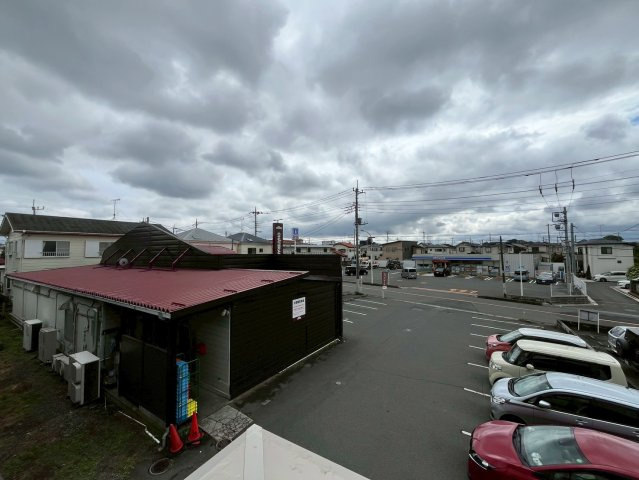 【仲介手数料無料】富士見市第1羽沢―新築分譲住宅―全4棟販売2棟の展望|星空が地上に映りこむかのような夜景のきらめきまで、この街ならではの美しい風景の物語が室内に展開します。手を伸ばせば、ふれることができそうな眺望も魅力。