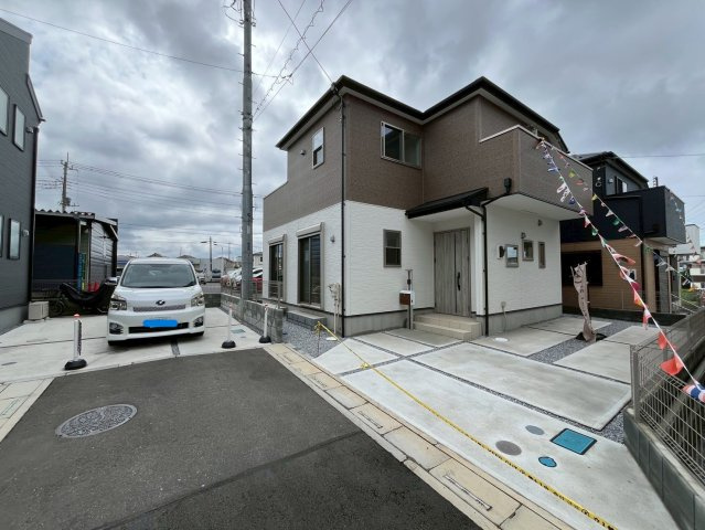 【仲介手数料無料】富士見市第1羽沢―新築分譲住宅―全4棟販売2棟の前面道路含む現地写真|光と風が入り込む贅沢なゆとり空間。明るく暖かい日差しがさんさんと降り注ぐ好立地です。現地の陽当たりや周辺環境をぜひご確認ください。