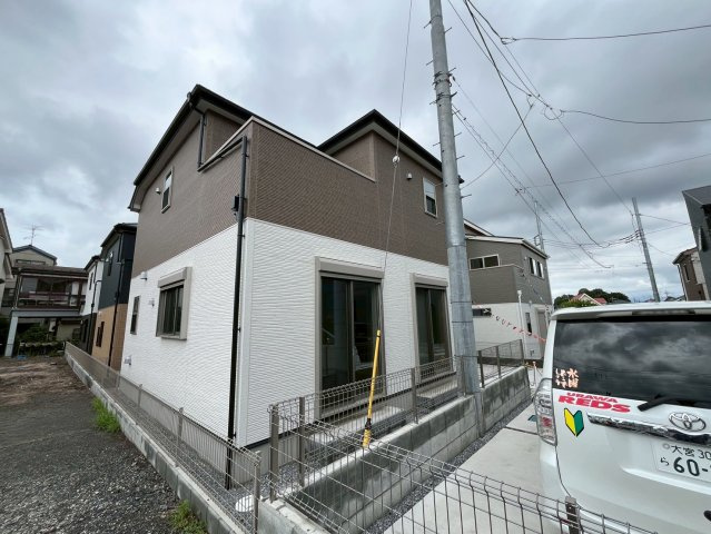 【仲介手数料無料】富士見市第1羽沢―新築分譲住宅―全4棟販売2棟の前面道路含む現地写真|閑静な住宅街に位置しているため、緑を眺めながら贅沢な時間をお過ごしいただけます。雰囲気の良い緑道はジョギングや毎日のお散歩コースにぴったりです。