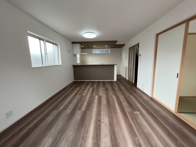 【仲介手数料無料】富士見市第1羽沢―新築分譲住宅―全4棟販売2棟の居間・リビング|大きな窓からは、やわらかな自然光がリビング全体に広がります。明るく開放的な空間で、毎日の暮らしがもっと豊かに。