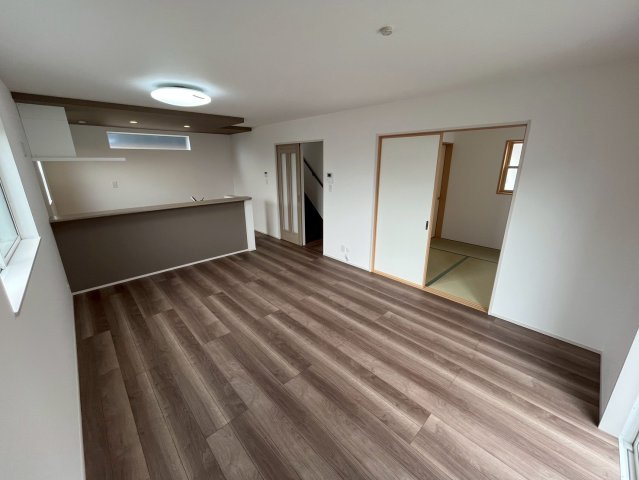 【仲介手数料無料】富士見市第1羽沢―新築分譲住宅―全4棟販売2棟の居間・リビング|リビングとダイニング、2つの空間機能を活かし、巧みに使い分ける発想が、ライフスタイルに新しいゆとりをもたらします。