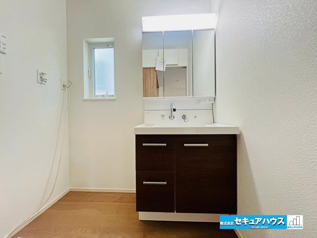 【本日ご案内可能】愛知郡東郷町三ツ池　全2棟の独立洗面台|【洗面台】
◆鏡の裏にはたっぷりと収納スペースを標準装備！
◆電源を付属しているのでドライヤーなど利用できます。
◆洗面台下の部分にもシャンプーや洗剤のストックをしまうことができます。　　　　　　　　