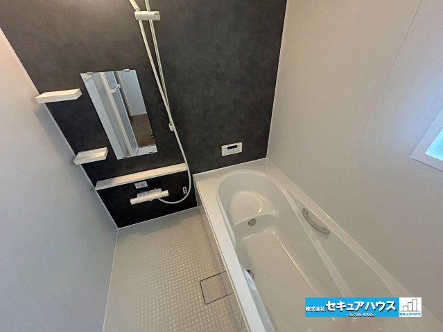 【本日ご案内可能】愛知郡東郷町三ツ池　全2棟の浴室|【浴室】
◆アクセントパネルで落ち着きのある雰囲気を演出します。毎日の疲れを癒やすバスタイムをお楽しみ下さい！
◆窓付きで、カビの繁殖を抑える効果があります。
◆追い炊き機能を備えたオートバスです。　