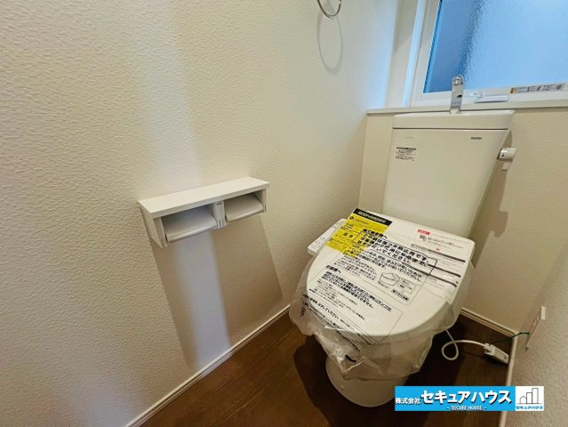 【本日ご案内可能】愛知郡東郷町三ツ池　全2棟のトイレ|【高機能トイレ】
◆高機能トイレの多くは便器のフタの開閉が自動であり、使用後に手動で水を流す面倒もなく非常に便利です。スタイリッシュな見た目で、お掃除しやすく、節水効果が高いです。　　　　　　　　　　