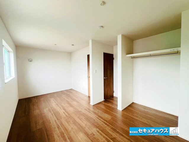 【本日ご案内可能】愛知郡東郷町三ツ池　全2棟の洋室|【洋室9.5帖（4.5帖＋5帖）】
◆ドアが2ヶ所あり、可動間仕切りで2つのお部屋に分けることが可能です。家族構成やお子様の成長に合わせて部屋数を増やすことが出来る設計です。　　　　　　　　　　　　　