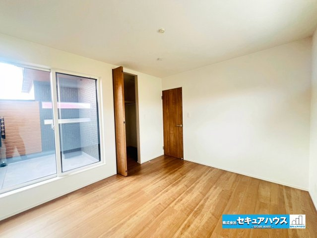 【本日ご案内可能】愛知郡東郷町三ツ池　全2棟の洋室|【洋室7帖】
◆お子様のお部屋や主寝室、来客時の宿泊室、趣味のお部屋としてもご利用いただけます♪
◆バルコニーに出られるお部屋です。　　　　　　　　　　　　　　　　　　　　　　　　　　　　　　　　　　