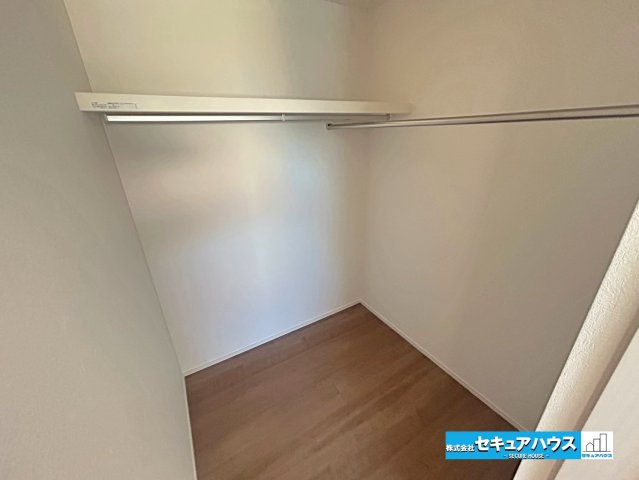 【本日ご案内可能】愛知郡東郷町三ツ池　全2棟の収納|【洋室7帖のウォークインクローゼット】
◆L字のハンガーパイプが設置されているためお洋服を沢山かけることができます。キャリーバッグなどの大きな荷物もすっきりと片付きます。　　　　　　　　　　　　　　　
