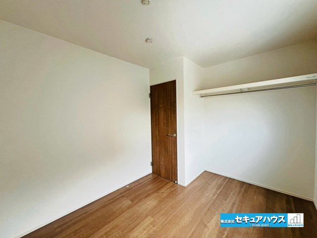 【本日ご案内可能】愛知郡東郷町三ツ池　全2棟の洋室|【洋室4.5帖】
◆家族一人ひとりの大切なプライベート空間。趣味に合わせて使って頂けるようシンプルに仕上げてあります。暮らし心地を大きく左右する収納を、適材適所に配置し使い勝手を考慮しました。　　　　