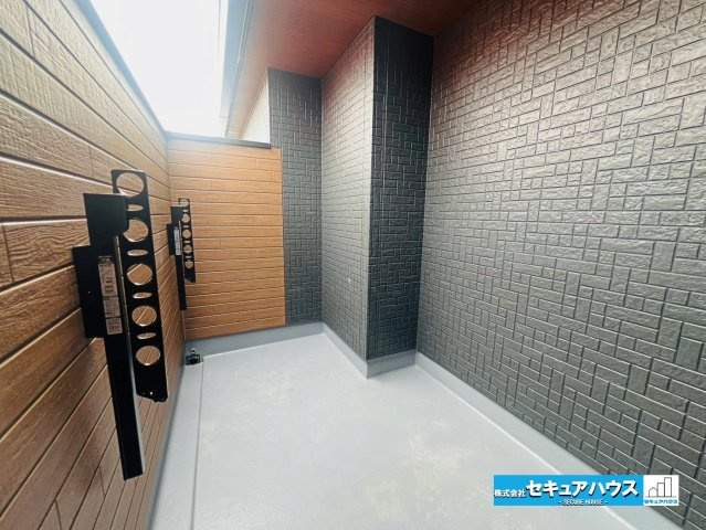 【本日ご案内可能】愛知郡東郷町三ツ池　全2棟のバルコニー|【バルコニー】
◆見晴らしもよく、太陽の温かな温もりをめいっぱい受け止めてくれます。
太陽の光と爽やかな風を受けたお洗濯物はあっという間に乾き、取りこむ時には太陽の匂いを感じられそうですね。　　　　　