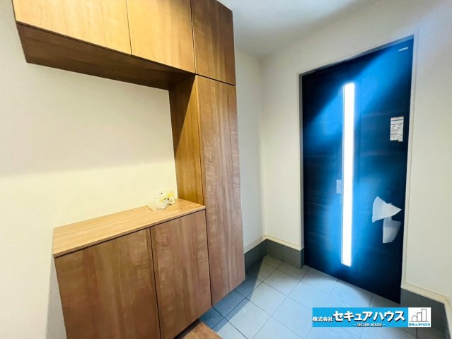 【本日ご案内可能】愛知郡東郷町三ツ池　全2棟の玄関|【玄関】
◆光が差し込み明るいです。気分も晴れやかになりますね。
◆玄関には、収納力のあるシューズボックスがございます。玄関まわりがすっきり片付きます。
◆ダブルロックキーで防犯面も安心です♪　　　　