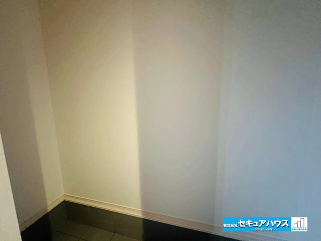 【本日ご案内可能】愛知郡東郷町三ツ池　全2棟の玄関|【土間収納】
◆シューズボックスに合わせて土間収納付きの玄関です。ベビーカーやゴルフバッグ、傘立てなども室内に収納できる便利なスペースです。　　　　　　　　　　　　　　　　　　　　　　　　　　　　　　